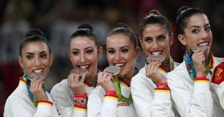 El equipo español de gimnasia artística con sus medallas de plata