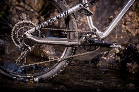 Dentro de los principales cambios en la Commencal Meta AM V4,2 2016 se centran en la parte frontal o trasera. 