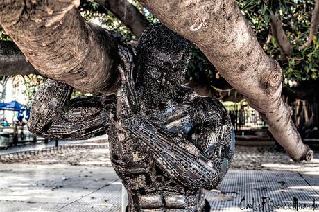 Escultura que sostiene las ramas del gomero mas antiguo.