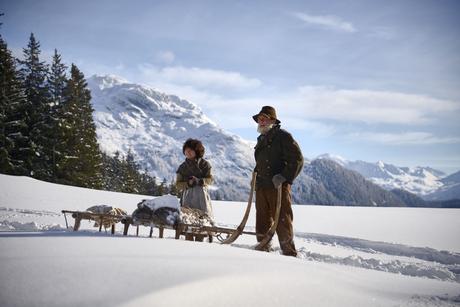 Im Winter sind Heidi (Anuk Steffen) und der Almöhi (Bruno Ganz) mit dem Schlitten unterwegs zur Alm