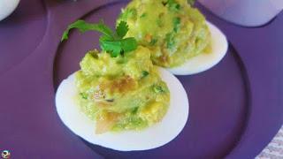 Huevos rellenos de guacamole