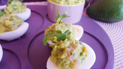 Huevos rellenos de guacamole