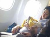 mujer avión bebé podrá volar gratis para siempre