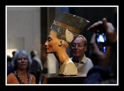 PROHIBIDO FOTOGRAFIAR A NEFERTITI
