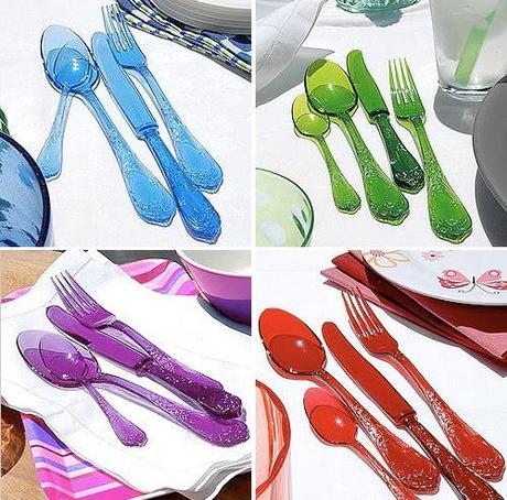 Cubiertos de plástico de colores