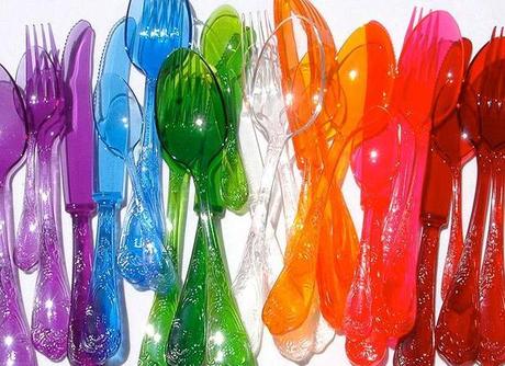 Cubiertos de plástico de colores