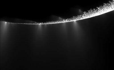 Cassini descubre en Encelado un bosque de chorros y puntos calientes