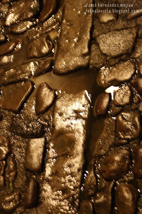 Detalle de pavimento mojado mientras llovía, Baeza, Jaén