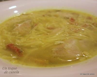 Sopa de codornices a la hierbabuena en la lumbre.