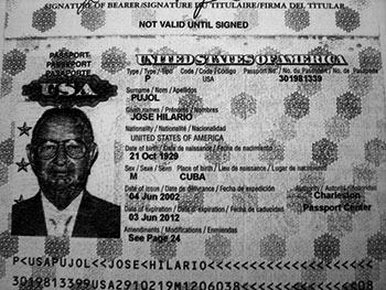 El capitán del “Santrina” José Hilario Pujol con el supuesto dueño de la embarcación, Santiago Álvarez, siendo interrogado en la oficina del Capitán del Puerto de Isla Mujeres. Foto: D.R. 2005 Mario Alonzo, Por Esto!