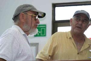 El capitán del “Santrina” José Hilario Pujol con el supuesto dueño de la embarcación, Santiago Álvarez, siendo interrogado en la oficina del Capitán del Puerto de Isla Mujeres. Foto: D.R. 2005 Mario Alonzo, Por Esto!