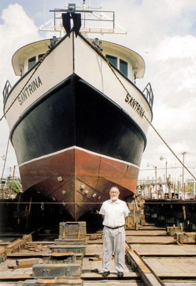 Pepín Pujol frente a El Santrina. Foto: Por Esto!