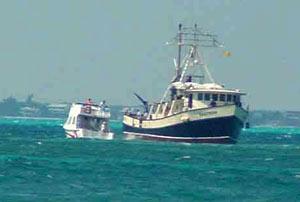 Pescadores de Isla Mujeres salvan al “Santrina” de quedarse en un banco de arena el 14 de marzo de 2005. Foto: D.R. 2005 Mario Alonzo, Por Esto!