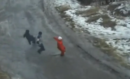 Cruzando una calle helada