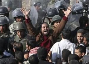 Lucha contra el GOBIERNO- manifestantes chocan con la policia en El Cairo