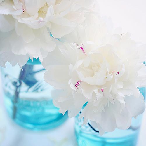 Sencillos centro de mesa con flores blancas
