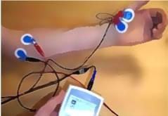 Estimulación repetitiva: Con los dedos en el enchufe.