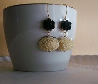 PENDIENTES PARIS CREMA Y NEGRO