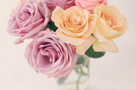 Sencillos centro de mesa con flores en color rosa Sencillos centro de mesa con flores en color rosa