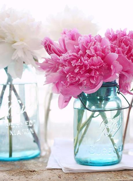Sencillos centro de mesa con flores en color rosa