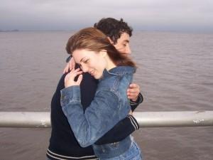 abrazo tierno 300x225 Cómo reforzar la autoestima de un amigo