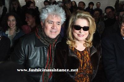 Pedro Almodóvar y Catherine Deneuve, juntos en el front row del desfile de Jean Paul Gaultier Alta Costura, Primavera 2011. Jean Paul Gaultier , S/S 2011  Front Row