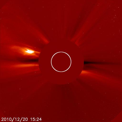 Animación de una tormenta de cometas que se zambullen en el Sol, según fue registrada por el SOHO