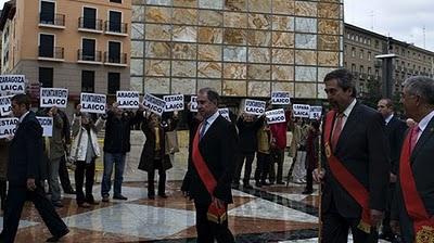Protesta en Zaragoza por la participación de concejales en una procesión.