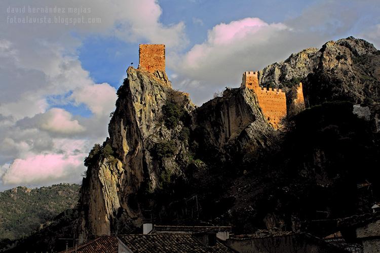 Las ruinas de un castillo en un peñón escarpado y casi inaccesible por los caminos cercanos al pueblo de Cazorla, Jaén