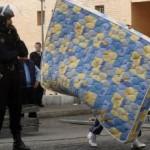 policia_vigila_desalojo_familia