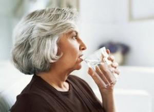 151878 mayores beber hidratarse large 300x219 El agua en las personas mayores