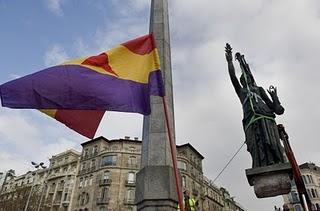 Barcelona retira el último símbolo civil franquista