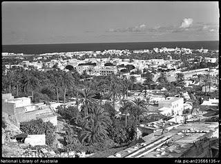 Los británicos vencen la tenaz resistencia italiana en Derna y saquean la localidad - 31/01/1941.