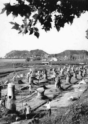 Hornos instalados en las comunas para la producción de acero.  Uno de los proyectos al que más campesinos fueron destinados. Fuente: Wikipedia