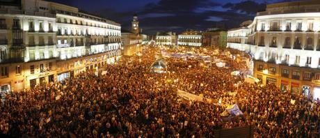 La Puerta del Sol en una de las noches de protesta. A las 12 se producía el llamado 'grito mudo'. Fuente: Hoipoi