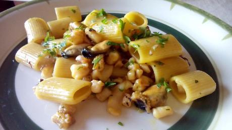 Pasta con mejillones y sepias - Mezzi Paccheri con mejillones y sepias - Mezzi Paccheri con seppie e cozze - Pasta with mussels and squid