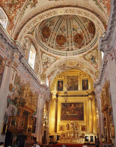 La Iglesia del Hospital de los Venerables (4): Presbiterio y Retablo Mayor.