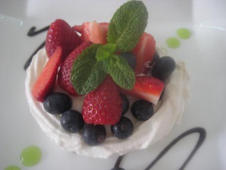 THE DARING KITCHEN CHALLENGE AUGUST PAULOVA.  Un delicioso postre de merengue seco, nata y frutas