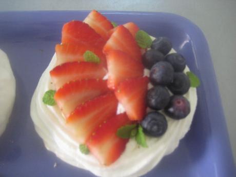 THE DARING KITCHEN CHALLENGE AUGUST PAULOVA.  Un delicioso postre de merengue seco, nata y frutas