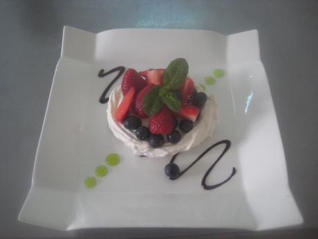 THE DARING KITCHEN CHALLENGE AUGUST PAULOVA.  Un delicioso postre de merengue seco, nata y frutas