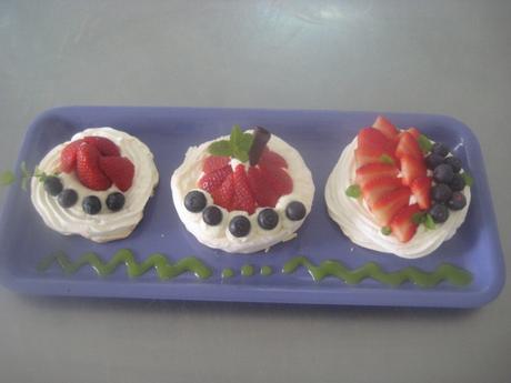 THE DARING KITCHEN CHALLENGE AUGUST PAULOVA.  Un delicioso postre de merengue seco, nata y frutas