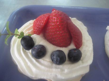 THE DARING KITCHEN CHALLENGE AUGUST PAULOVA.  Un delicioso postre de merengue seco, nata y frutas