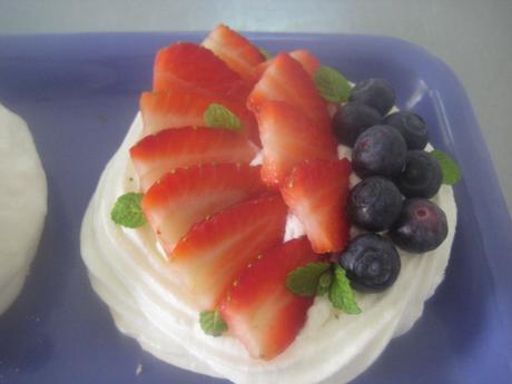 THE DARING KITCHEN CHALLENGE AUGUST PAULOVA.  Un delicioso postre de merengue seco, nata y frutas