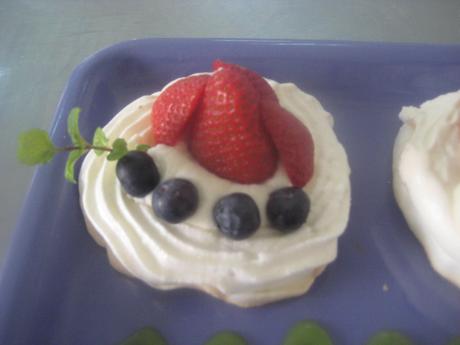 THE DARING KITCHEN CHALLENGE AUGUST PAULOVA.  Un delicioso postre de merengue seco, nata y frutas