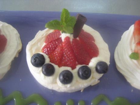 THE DARING KITCHEN CHALLENGE AUGUST PAULOVA.  Un delicioso postre de merengue seco, nata y frutas