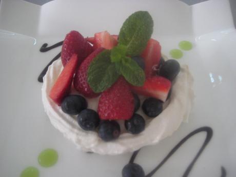 THE DARING KITCHEN CHALLENGE AUGUST PAULOVA.  Un delicioso postre de merengue seco, nata y frutas