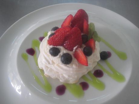 THE DARING KITCHEN CHALLENGE AUGUST PAULOVA.  Un delicioso postre de merengue seco, nata y frutas