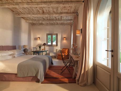 Home tour: una casa de estilo rústico mediterráneo entre olivos