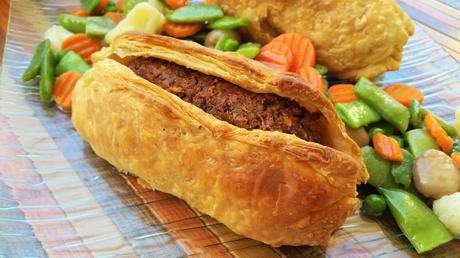 Hojaldre relleno de chorizo vegano, pimientos verdes y cebolla
