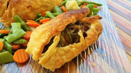 Hojaldre relleno de chorizo vegano, pimientos verdes y cebolla